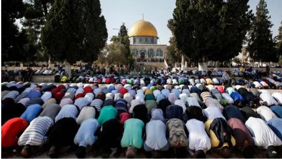 over20kpalestiniansperformfridayprayersinalaqsamosque