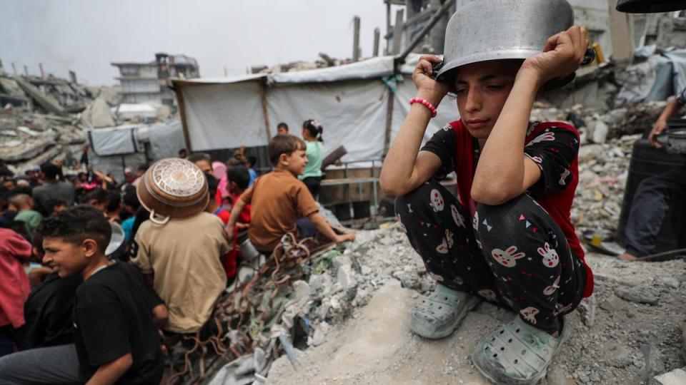 palestiniansstruggletofeedtheirfamiliesasisraelhasblockedfoodfromgazafornearly60days