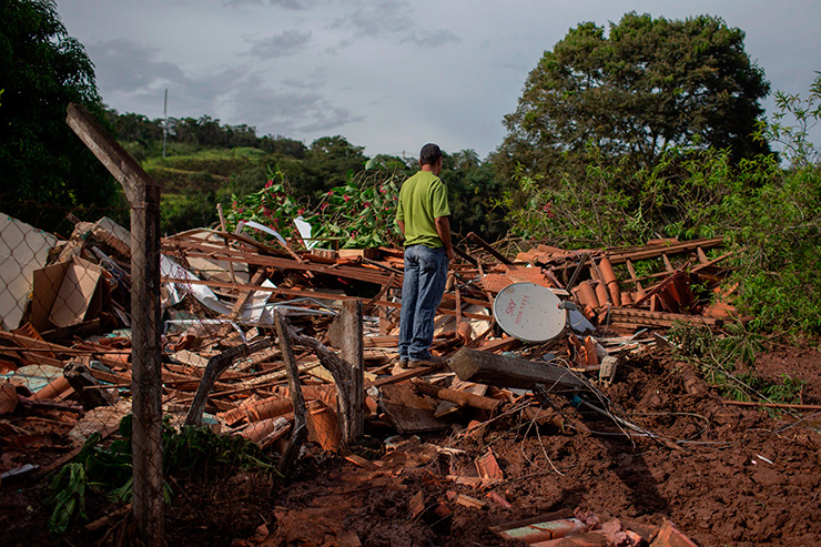 40deadmanyfearedburiedinmudafterbrazildamcollapse