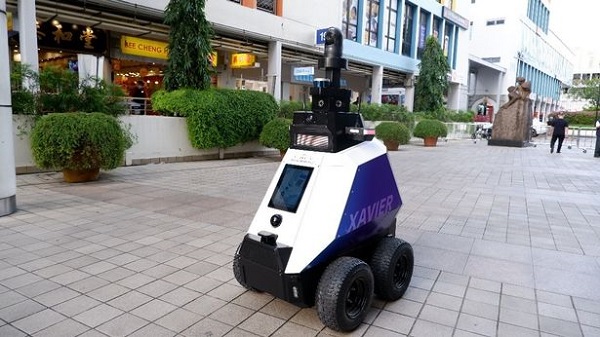 robocopspottedonsingaporestreetscatchingsmokerscovidrulebreakers