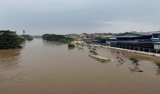 indonesiafloods:hundredsevacuatedmanyhousessubmerged