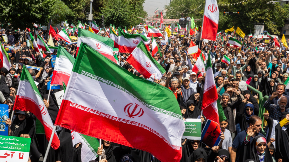 Iran Minister Calls for Human Chains Around Power Plants 