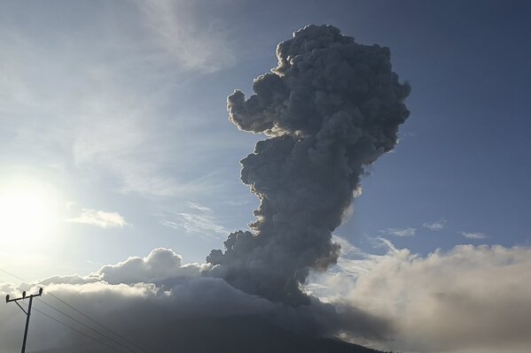 indonesia’smountlewotobilakilakivolcanoerupts