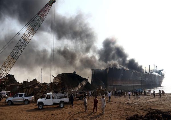 atleast10killedinpakistanioiltankerfire