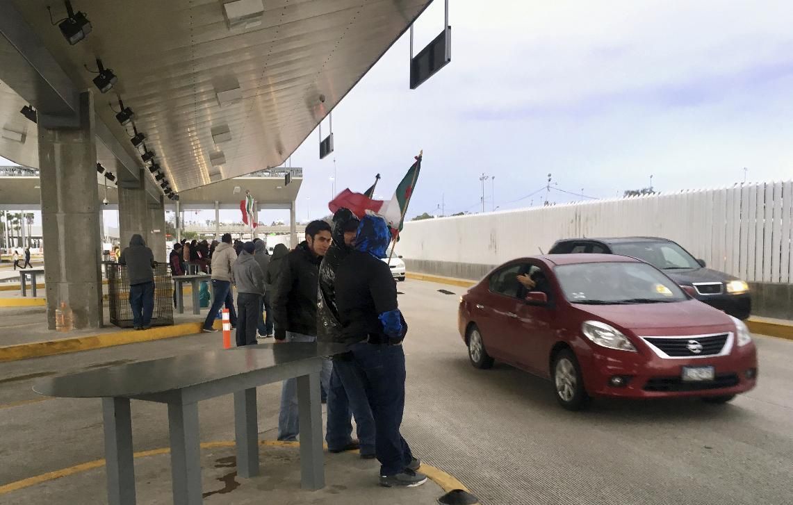 protesterstakecontrolofmexicanbordercrossingwithus