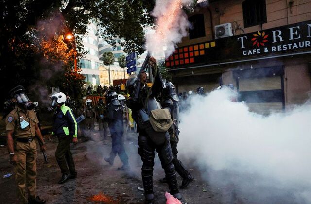 srilankapolicefireteargasatantigovernmentprotesters