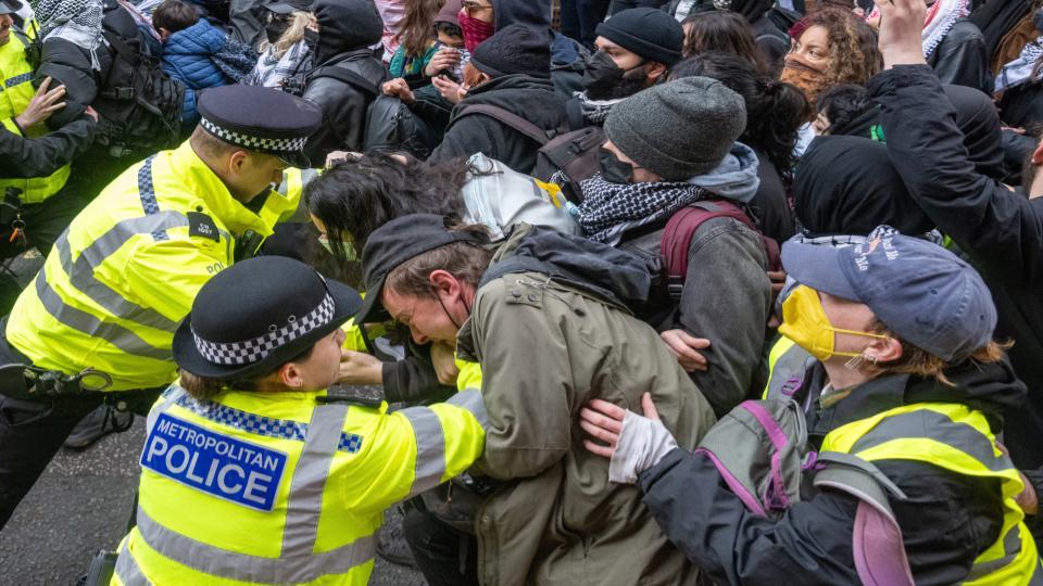 londonpolicechieffacescallstoquitovergazaprotests