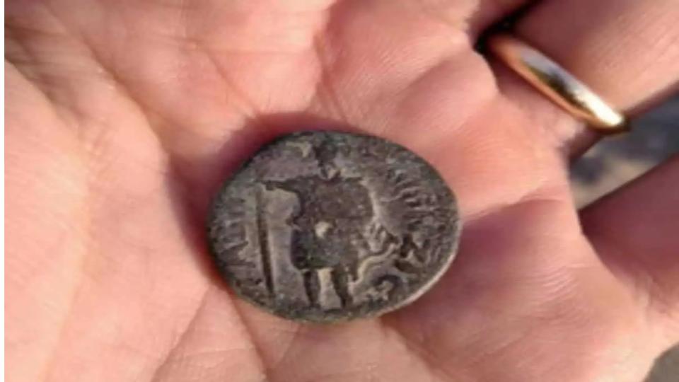egyptianpoliceseizenearly2000ancientromaneracoins