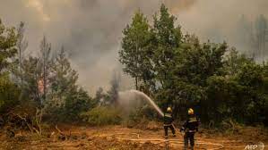 hundredsoffirefightersbattledtocontainnewflareupsinwildfireravagedareasofgreece