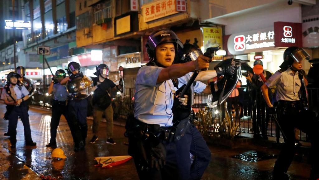 hongkongpolicefiredgunusedwatercanononprotestors