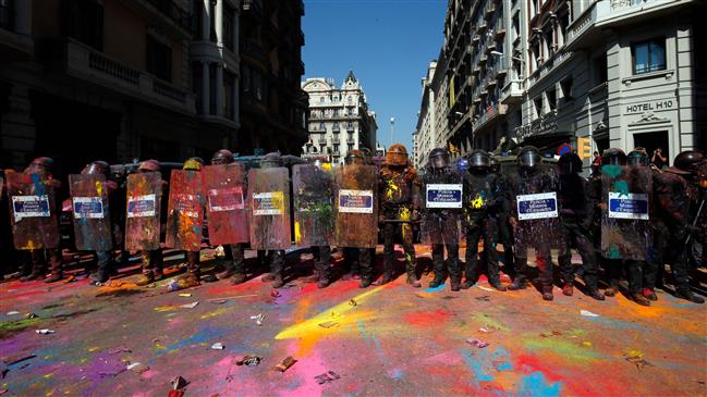 policeclashwithprotestersondayofdemosinbarcelona