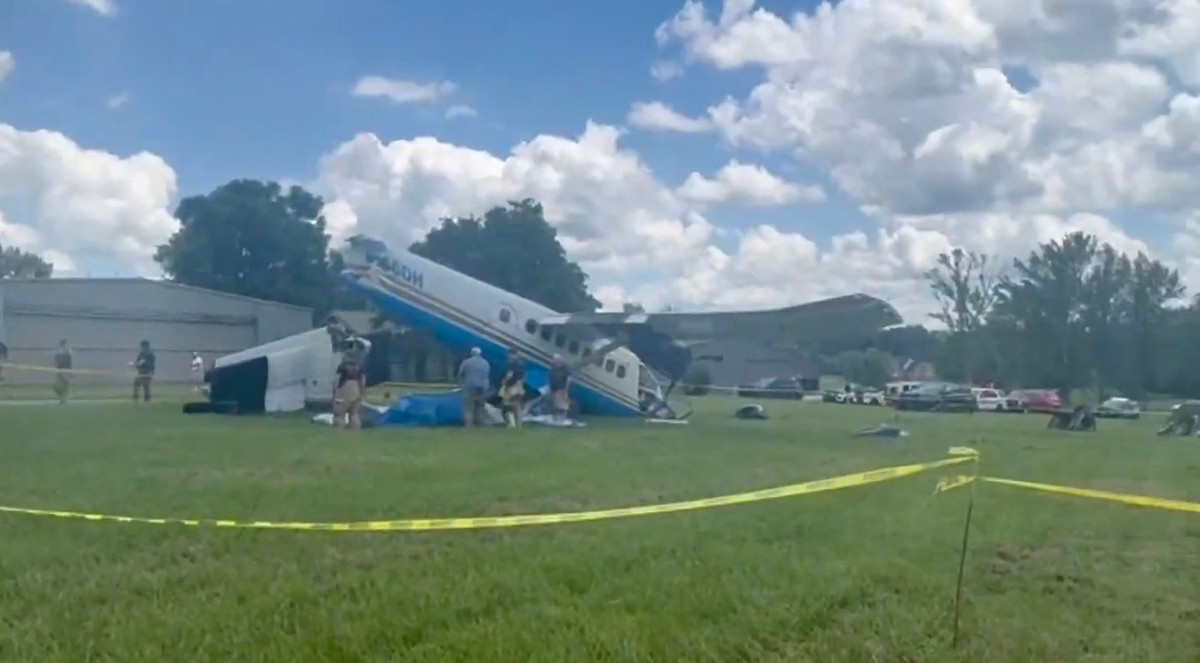 15 hospitalized as skydiving plane crashes during takeoff in US