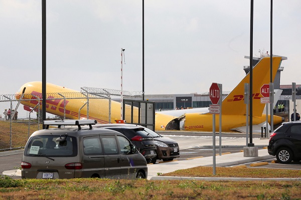 cargoplanebreaksintwoduringemergencylandingincostarica