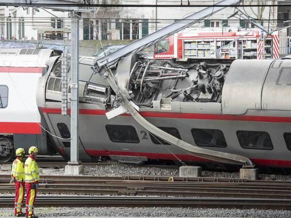 twotrainscollideinswitzerland30injured