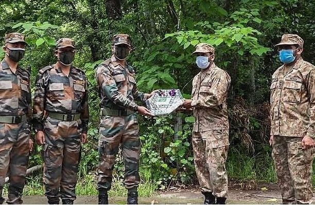 armytroopsofindiaandpakistanexchangesweetsacrossloctomarkpakistansindependenceday