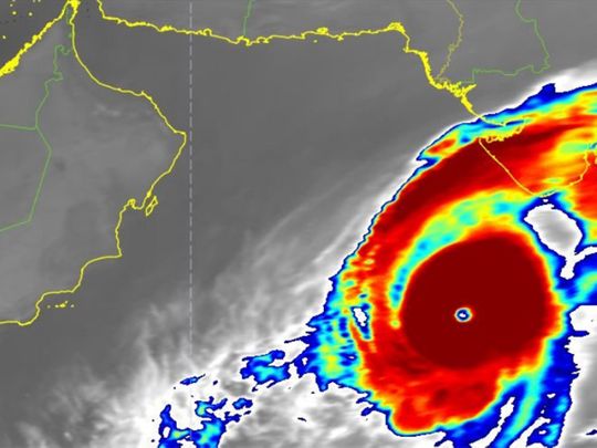 uaeweather:tropicalcyclonekyarrresultsinroughseaconditionsespeciallyinfujairah