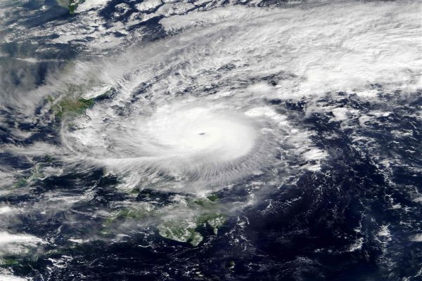 typhoonnocktenslamsintophilippinescuttingpower