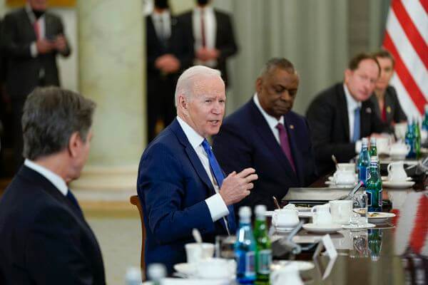 uspresidentjoebidencallsputinabutcherafterinteractingwithukrainianrefugeesinwarsaw