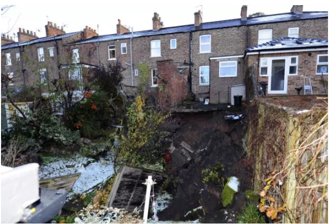 familiesevacuatedinriponaftergardensdisappearinto66ftsinkhole