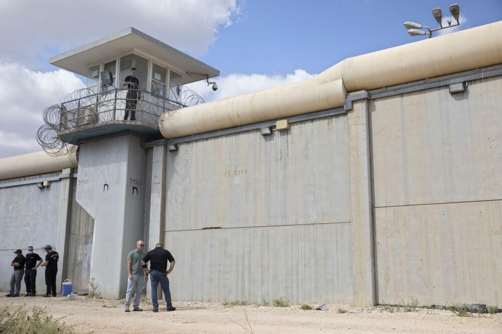 israelsearchesfor6palestiniansafterrareprisonbreak
