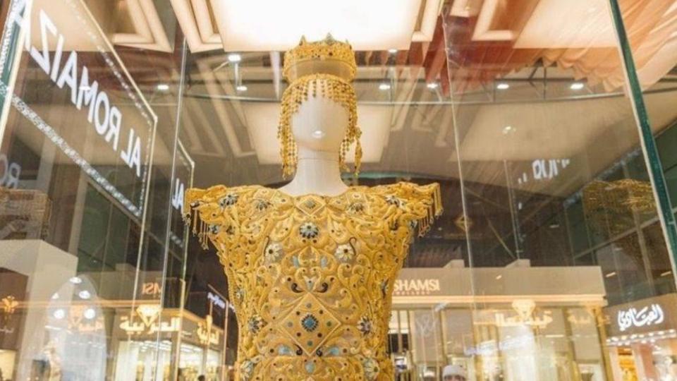Dubai Gold Dress of 10 kg sets Guinness World Record