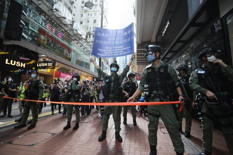 hongkongpolicearrests69peopleforillegalgatheringonchinasnationalday