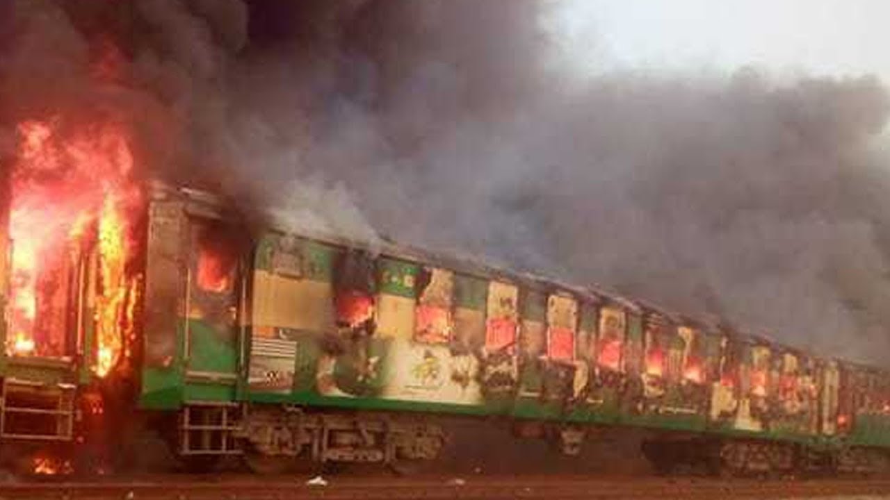 73killedinmassivefireontraininpakistan