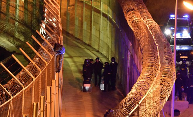 hundredsofmigrantstrytostormborderintospain’senclaveofceuta