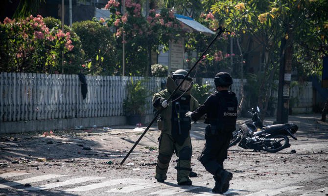 8deadnearly40woundedasbombshit3indonesianchurches
