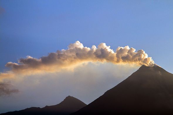 volcanoeruptionalertcolimacouldblowasmilehighplumeofsmokeshootsintoair