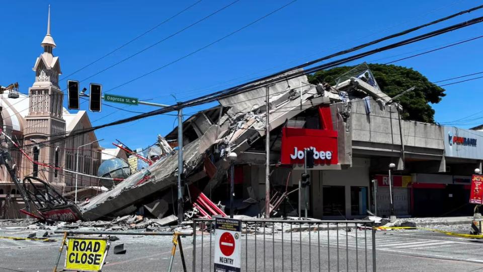 7.8 Quake Kills 4 in Philippines, Tsunami Warning Issued