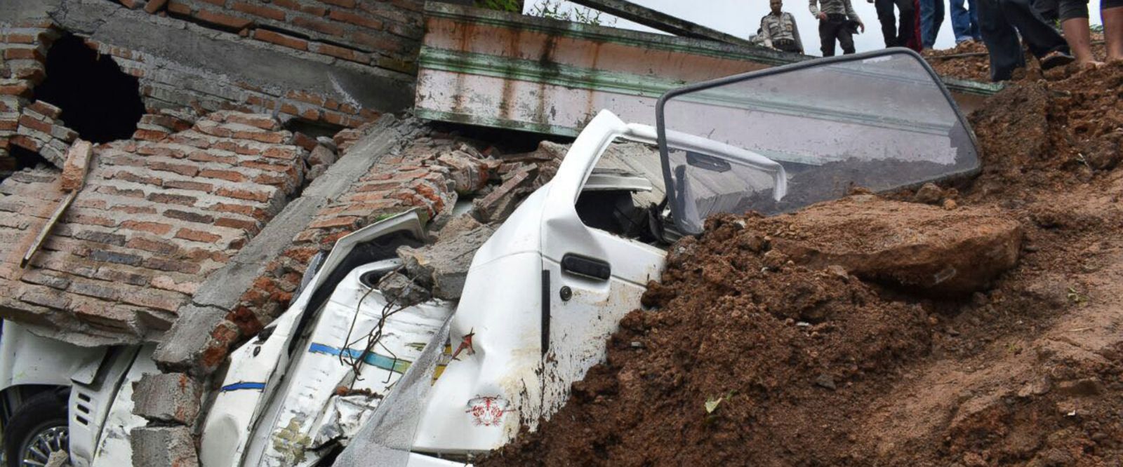 heavyrainhaltssearchformissinginindonesialandslide