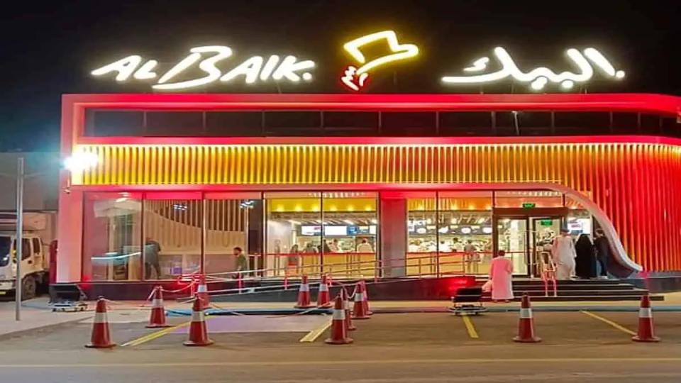 saudifastfoodchainalbaiksettomakeitsdebutinpakistan