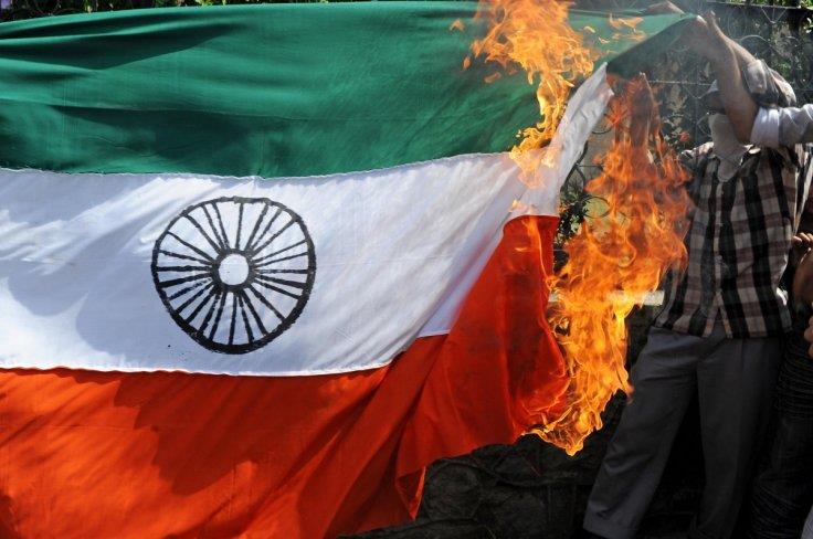 indiademandslegalactionagainstthosewhotoretricolourduringmodisukvisit