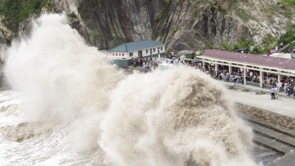 Thousands Shelter in Taiwan as Typhoon Lashes Japan Islands