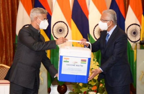 ministerdrsjaishankarhandsover1lakhadditionaldosesofcommerciallyprocuredcovidvaccinestomauritius