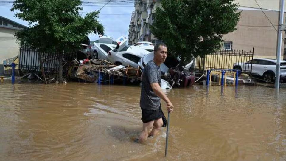 Beijing on red alert as heavy rains continues
