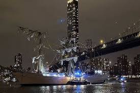 Mexican Navy Ship hit Brooklyn Bridge; 2 Dead, 19 Injured
