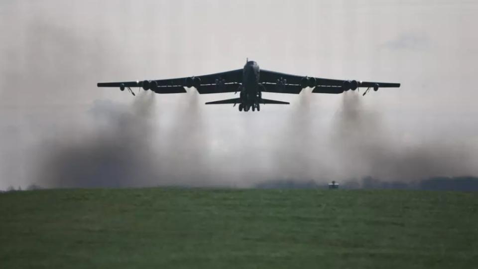 Eight Dead in Fiery US Bomber Crash in California