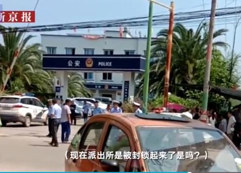 knifemanramscarintopolicestationkills2officersinswchina