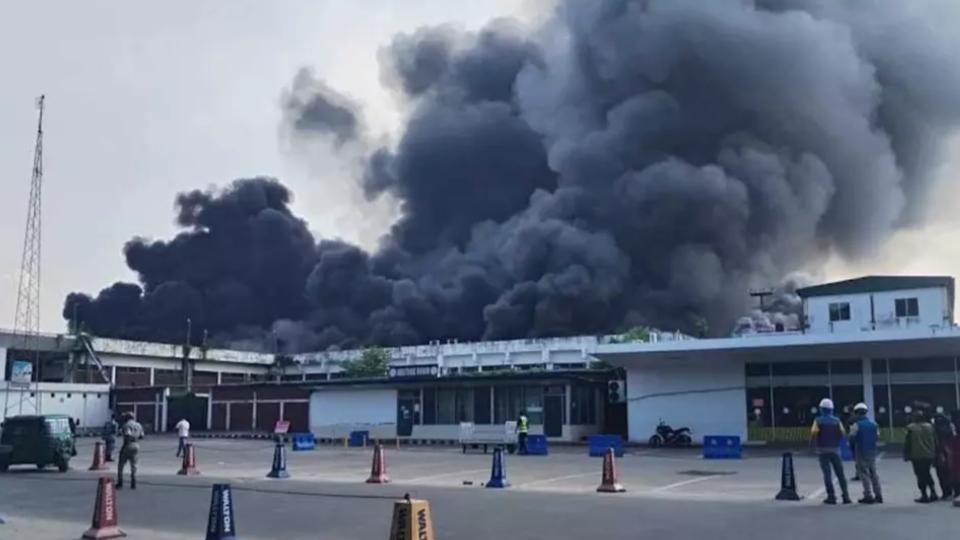 Massive Fire Erupts at Dhaka Airport Cargo Complex
