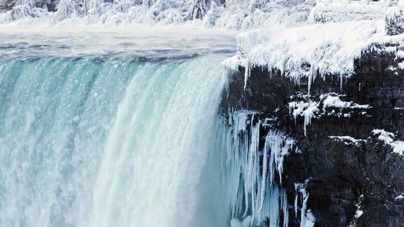 niagarafallsbecomesicyspectacleasfrigidtemperaturesbringbreathtakingviews