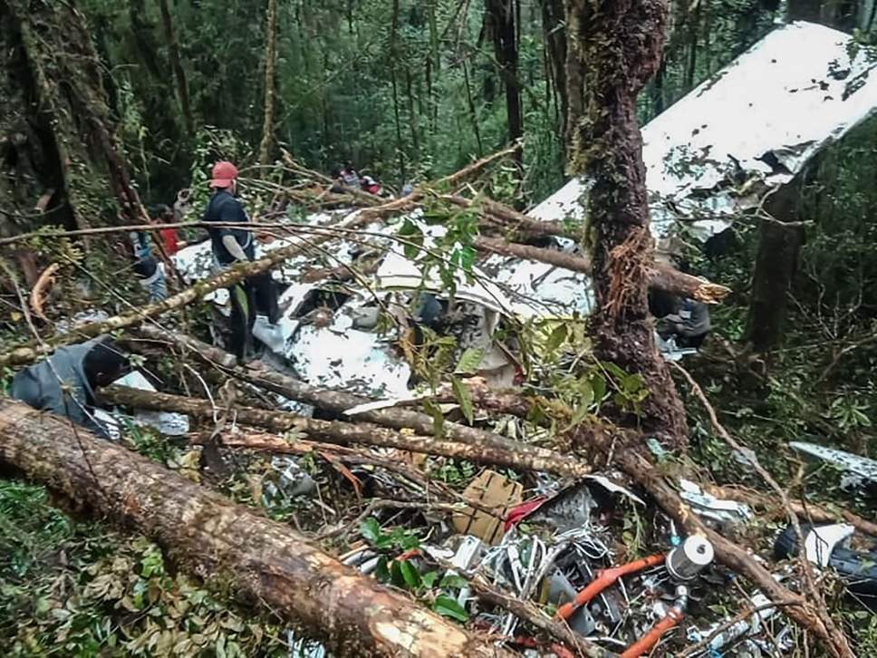 indonesiaplanecrash:12yearoldboyisonlysurvivorafteraircraftplungesintopapuajungle