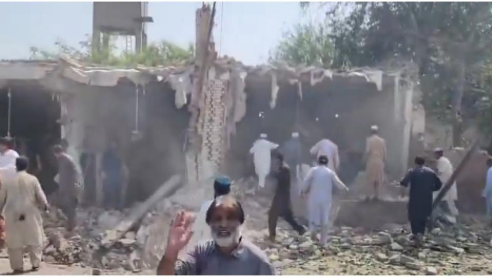 Video of 16 dead, dozens injured in Friday prayer in Pakistan 