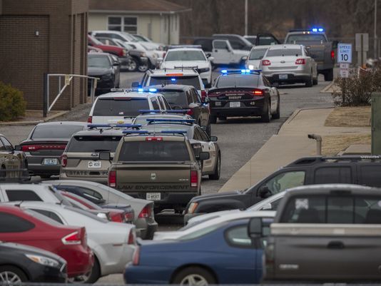 us:twodeadoveradozenwoundedinkentuckyschoolshooting