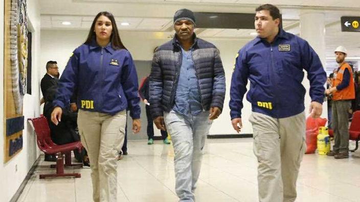 chilepoliceblockusboxermiketysonfromenteringcountry