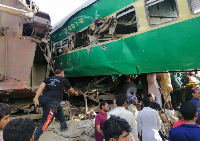 atleast14killed79injuredinpakistantraincollision