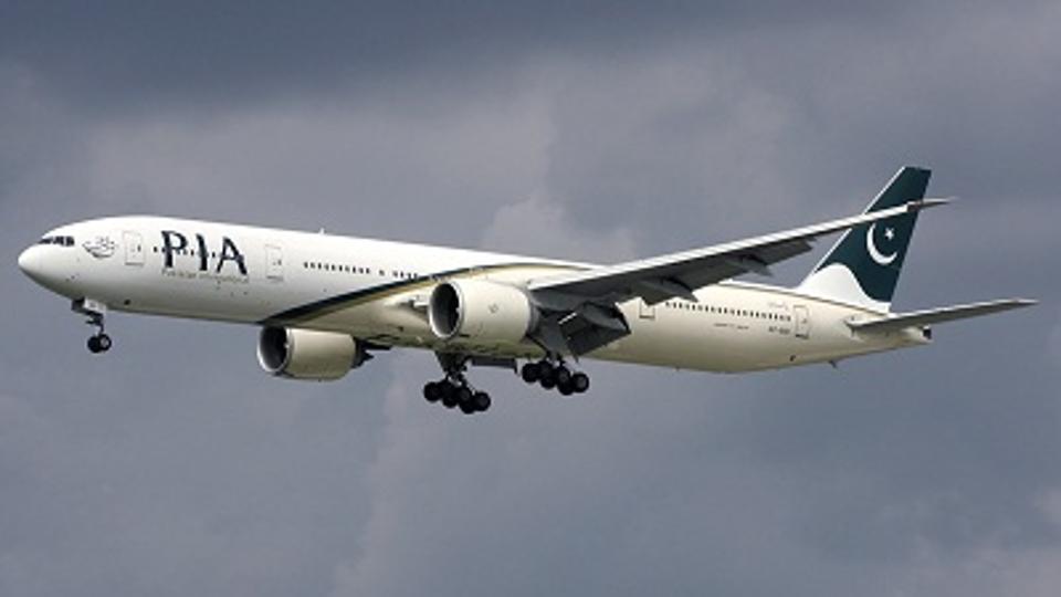 pakistaniairlinerfliestosaudiarabiawithpassengersstandinginaisle