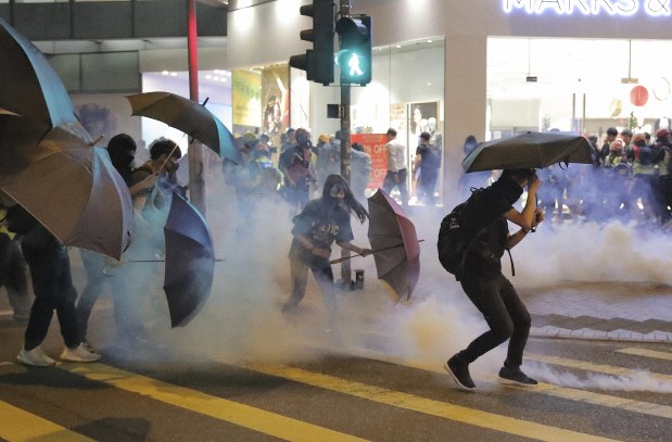 hongkongprotestersvandalizesubwaystation