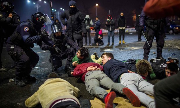 romaniansclashwithpoliceinbiggestprotestssincefallofcommunism